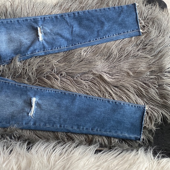 Ripped UNIQLO Jeans - Picture 3 of 6